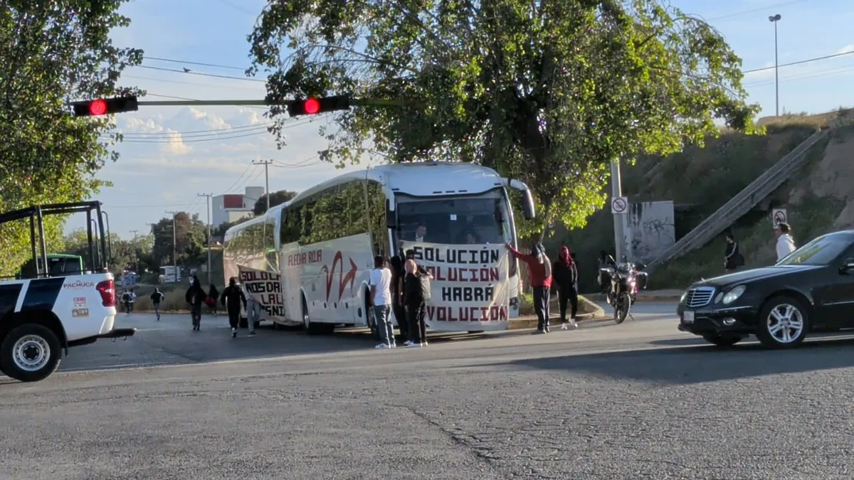 Estudiantes de El Mexe bloquean central de autobuses en Pachuca