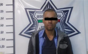 Pachuca: Policía detiene a dos por portación de presunta droga en la Ramos Arizpe