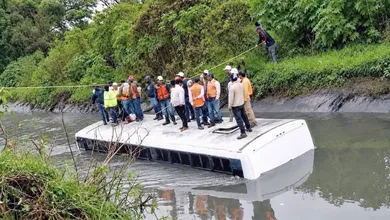 Autobús cae a canal de aguas residuales en Tula
