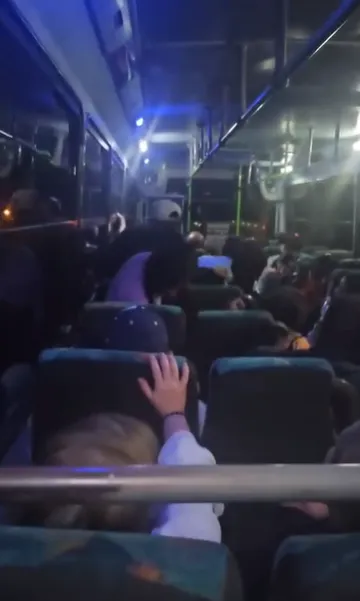 Pasajeros reclaman a chofer de autobús