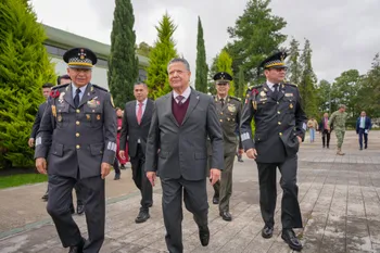 Gobernador Julio Menchaca en la Toma de Posesión al Cargo y Protesta de Bandera del General Brigadier. G.N. E.M. Raúl Meneses Castrejón.