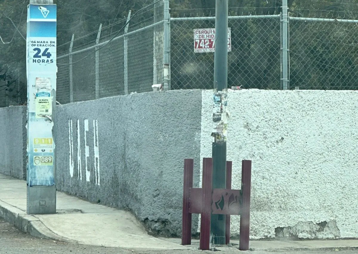 Tulancingo: estructuras en postes del C4 obligan a peatones a caminar sobre el arroyo vehicular, denuncian