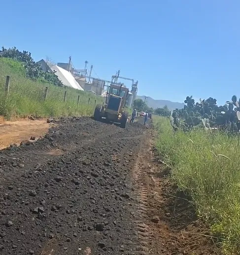 Lodo y falta de transporte afectan a alumnos del CBTis 287 en Santiago Tulantepec