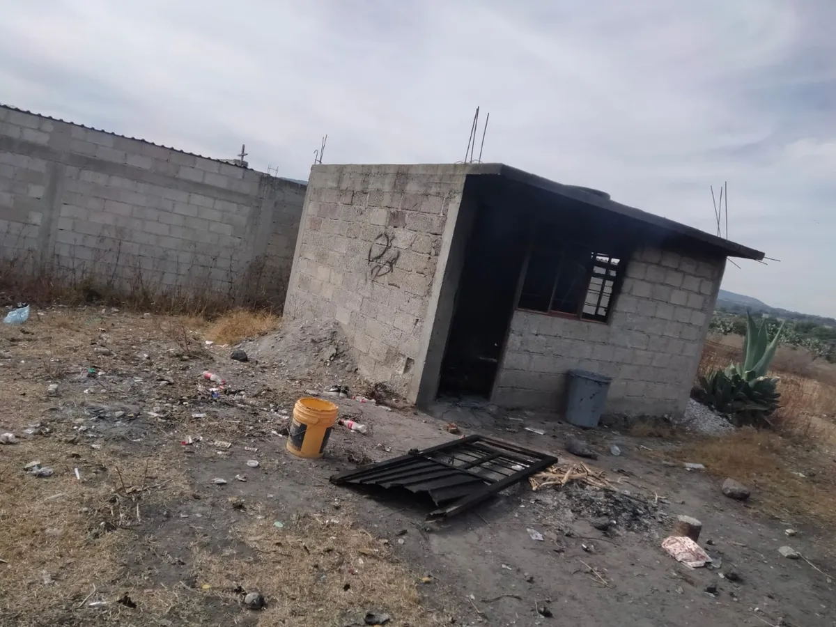 Hallan cuerpo calcinado en cuarto en obra negra en Tula