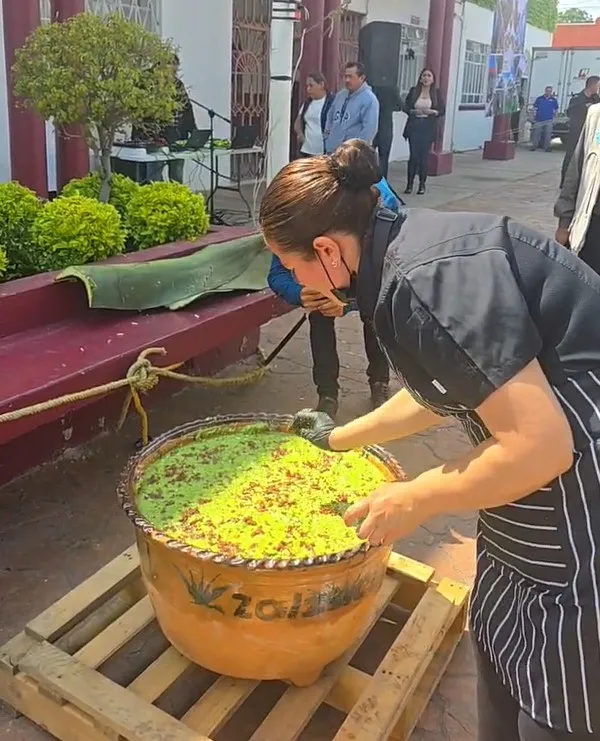 Santiago Tulantepec elabora la salsa molcajeteada de chinicuil más grande de Hidalgo: Zalzacuala 