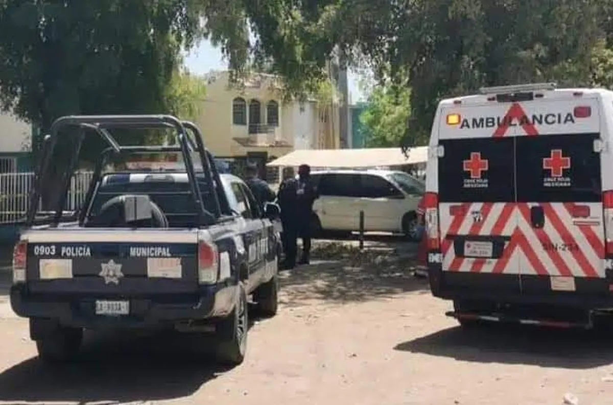 Combi y auto chocan en Ixmiquilpan; hay tres personas lesionadas.