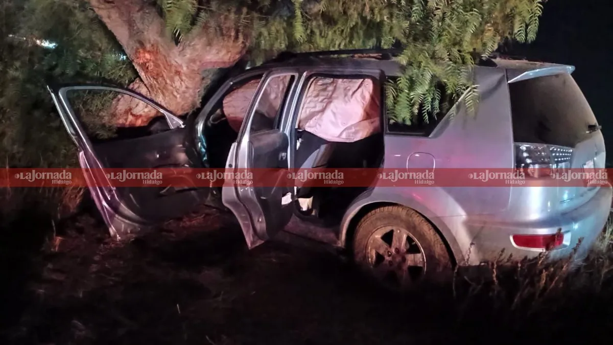 Autopista México-Pachuca: camioneta se impacta contra árbol