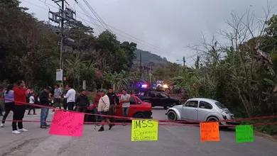 Exigen médico en su unidad de salud: pobladores de Huehuetla mantienen un bloqueo carretero.
