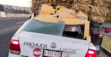 Choque entre taxi y camión de pacas en Singuilucan deja a una persona sin vida