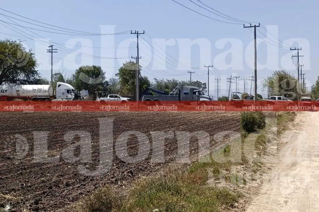 Aseguran pipa conectada a toma clandestina en Tula