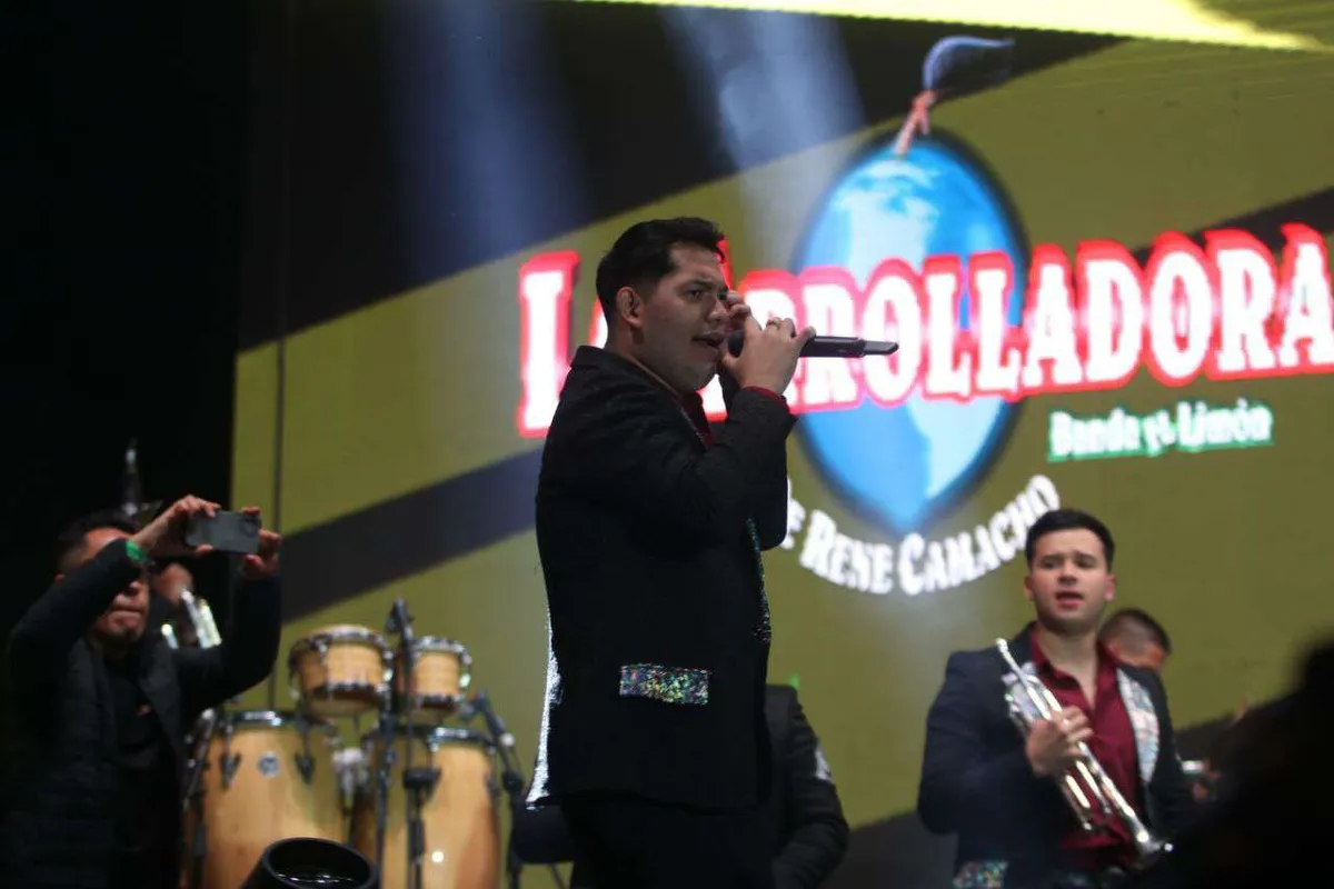 La arrolladora Banda el Limón