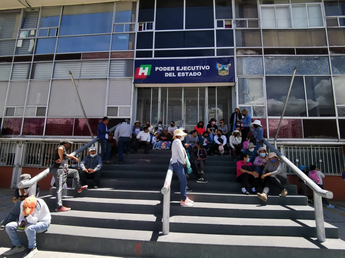 Por tercera ocasión se manifiestan pobladores del Valle del Mezquital en Palacio de Gobierno