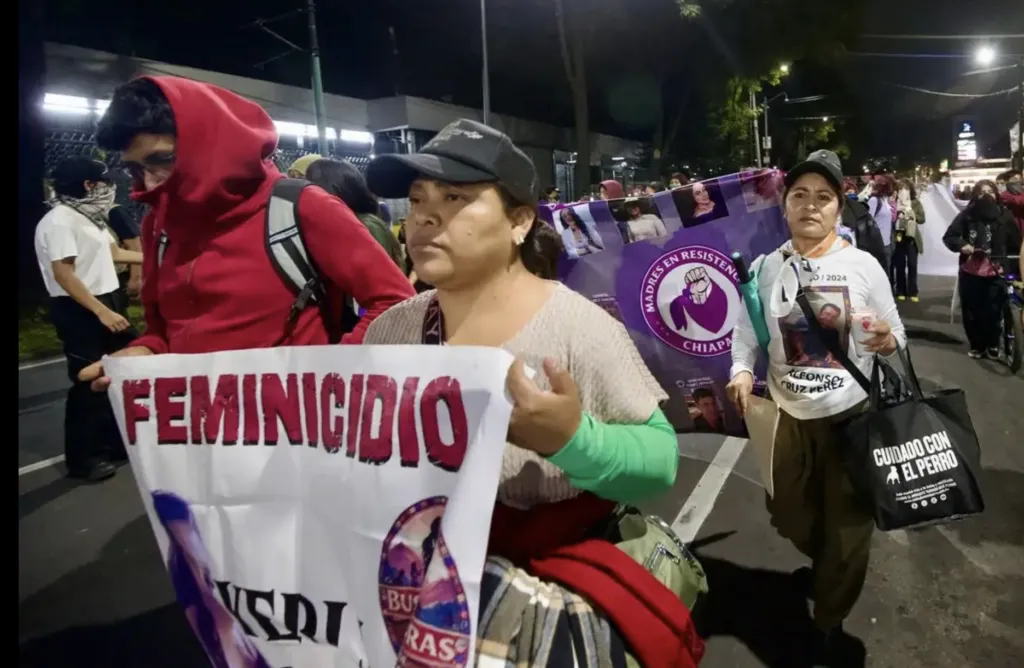 Madres buscadoras marchan rumbo al Azteca antes del arranque del Mundial