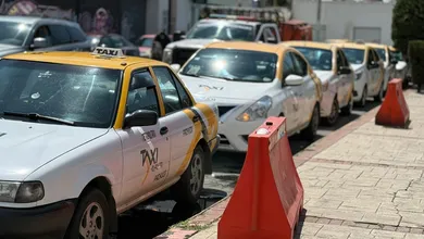 Taxi circulando por una avenida de Pachuca durante la prestación del servicio público.
