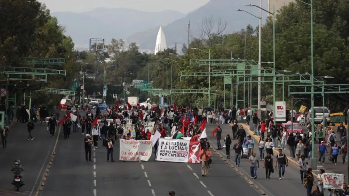 A 57 años de la masacre de Tlatelolco, miles marcharon en CDMX bajo la consigna: “2 de Octubre no se olvida”.