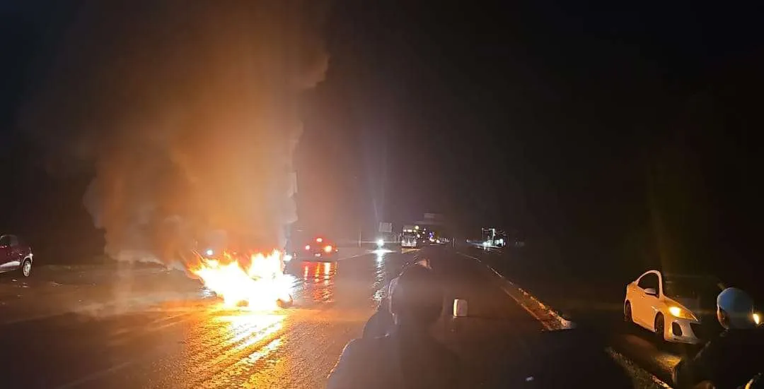 Pobladores de Ixmiquilpan bloquean carretera México-Laredo por muerte de motociclista