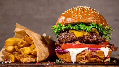 Regresan las hamburguesas a 1 peso este 28 de mayo. Revisa los requisitos de compra y las sucursales participantes para que no te quedes fuera.