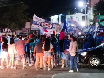 ntre cánticos, banderas y porras, la hinchada celeste armó la fiesta en Hidalgo soñando con la décima estrella