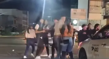 [VIDEO] Violenta riña afuera de bar en Zona Plateada de Pachuca