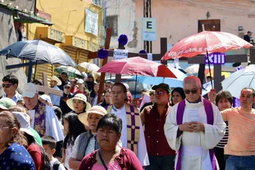 Arzobispo de Tulancingo pide en viacrucis respetar a las autoridades