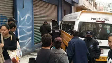 Urvan termina sobre banqueta en Pachuca