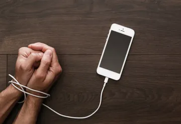 ¿Sientes ansiedad cuando no tienes el celular cerca? Expertos ya advierten sobre señales de dependencia digital y cómo combatirla antes de que afecte tu salud y relaciones.