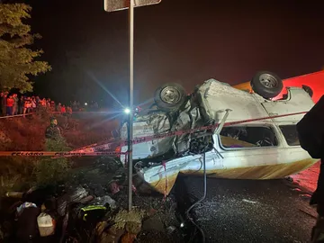 Tráiler embiste a combi en el Arco Norte; 7 muertos