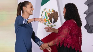 Sheinbaum entregó a Yolett Cervantes un boleto para el partido inaugural del Mundial México vs Sudáfrica.