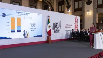 El Gobierno de México invertirá 2 mil millones de pesos para reforzar el combate al sargazo en Quintana Roo con nuevos barcos, barreras y proyectos de economía circular.