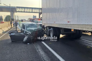Choque entre camión y auto deja 2 heridos en autopista México-Pachuca