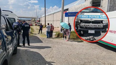 Urvan accidentada en acceso a Xolostitla.