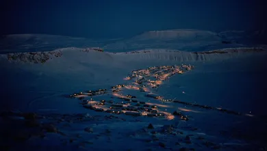 Entre auroras y oscuridad total, una comunidad ártica enfrenta la noche polar más larga del año.