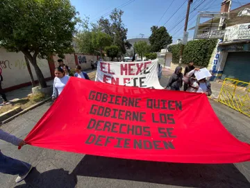 Divididos, en Pachuca marchan docentes sindicalizados en el Día del Trabajo