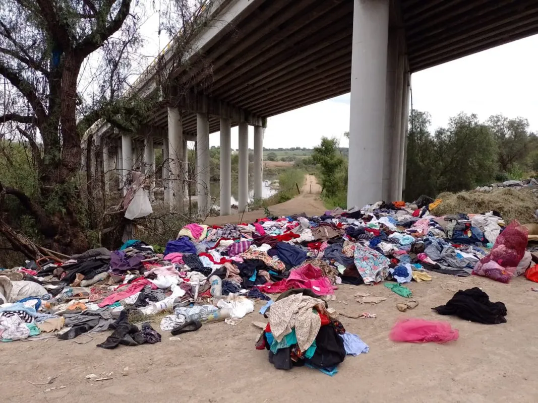 Encuentran cerros de ropa abandonada en Tula