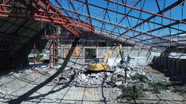Tras la demolición de una intervención exterior en el Congreso, el artista y la legislatura acordaron crear una nueva obra dentro del recinto.
