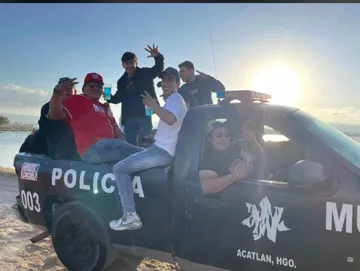 Cesan a policías de Acatlán tras foto con jóvenes “enfiestados” abordo de patrulla