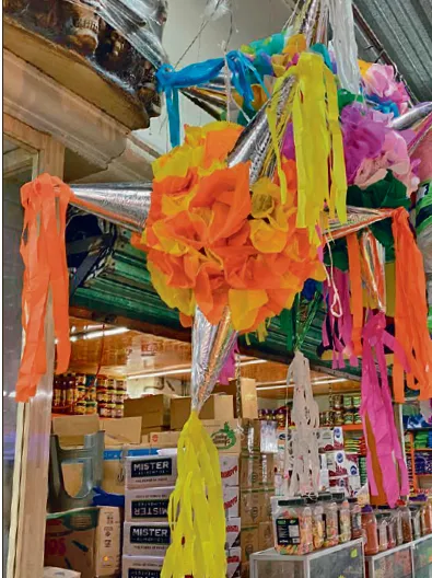 Calles y comercios se llenan de colores