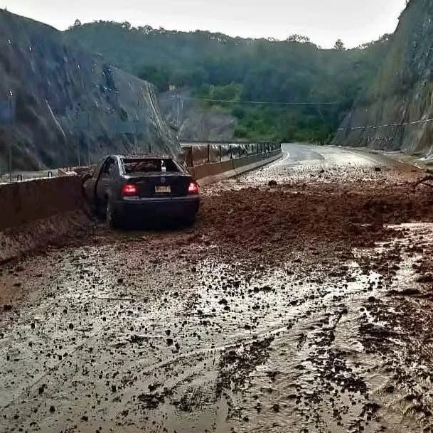 Derrumbe en la carretera Real del Monte–Huasca deja vehículos dañados y tránsito cerrado