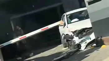 Auto choca al salir del Motel Dubai