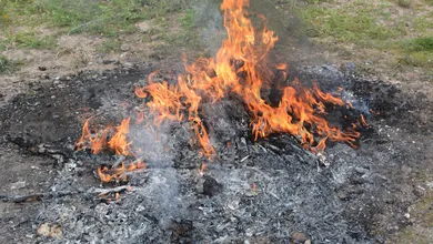 Personal de la FGR durante la incineración de droga en Hidalgo.