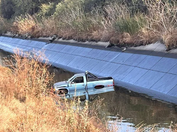 Camioneta cae a canal en Tula