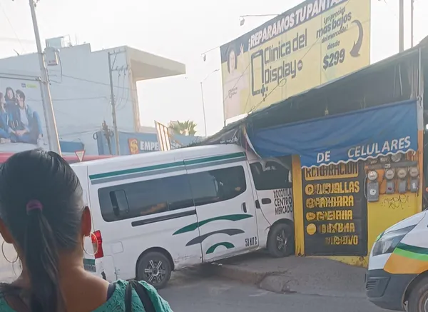 Combi choca contra local en Huejutla.