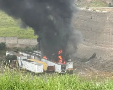 Incendio consume cajas de un tractocamión en Tulancingo; moviliza a bomberos y policías