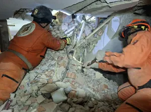 Mientras miles esperan noticias de sus familiares, un rescatista de Hidalgo trabaja contrarreloj en una de las zonas más afectadas por los sismos.