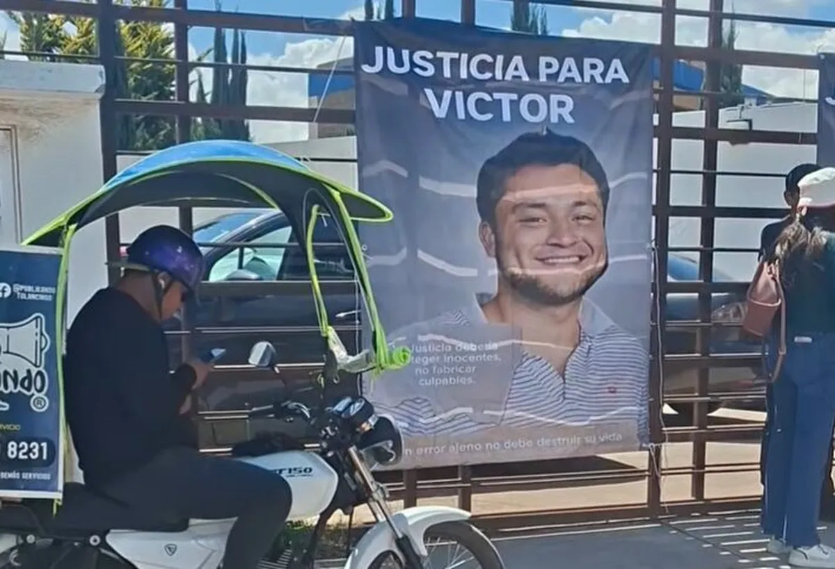 ¡Es inocente!”: Claman justicia para Víctor con perifoneo y lonas en la entrada de juzgados en Tulancingo