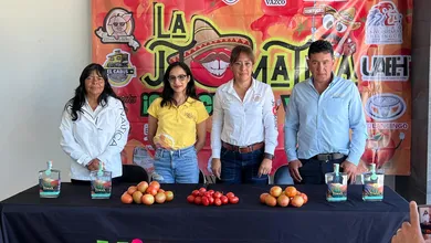 Personas lanzando jitomates en el festival La Jitomatiza 2025 en Metepec, Hidalgo.