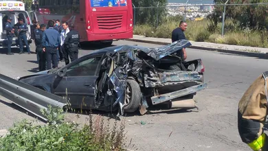 Automóvil impactado por un camón de CFE en la carretera Pachuca-Actopan