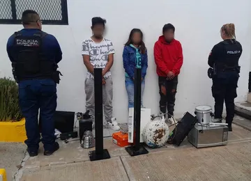 Tres personas fueron detenidas tras ser sorprendidas en presunto robo a casa habitación en Mineral de la Reforma