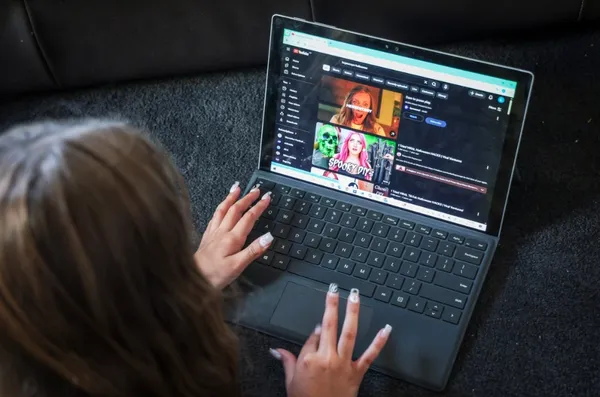 Un estudio revela que el ‘scrolling’ excesivo podría ser más costumbre que adicción… pero sí trae efectos negativos.