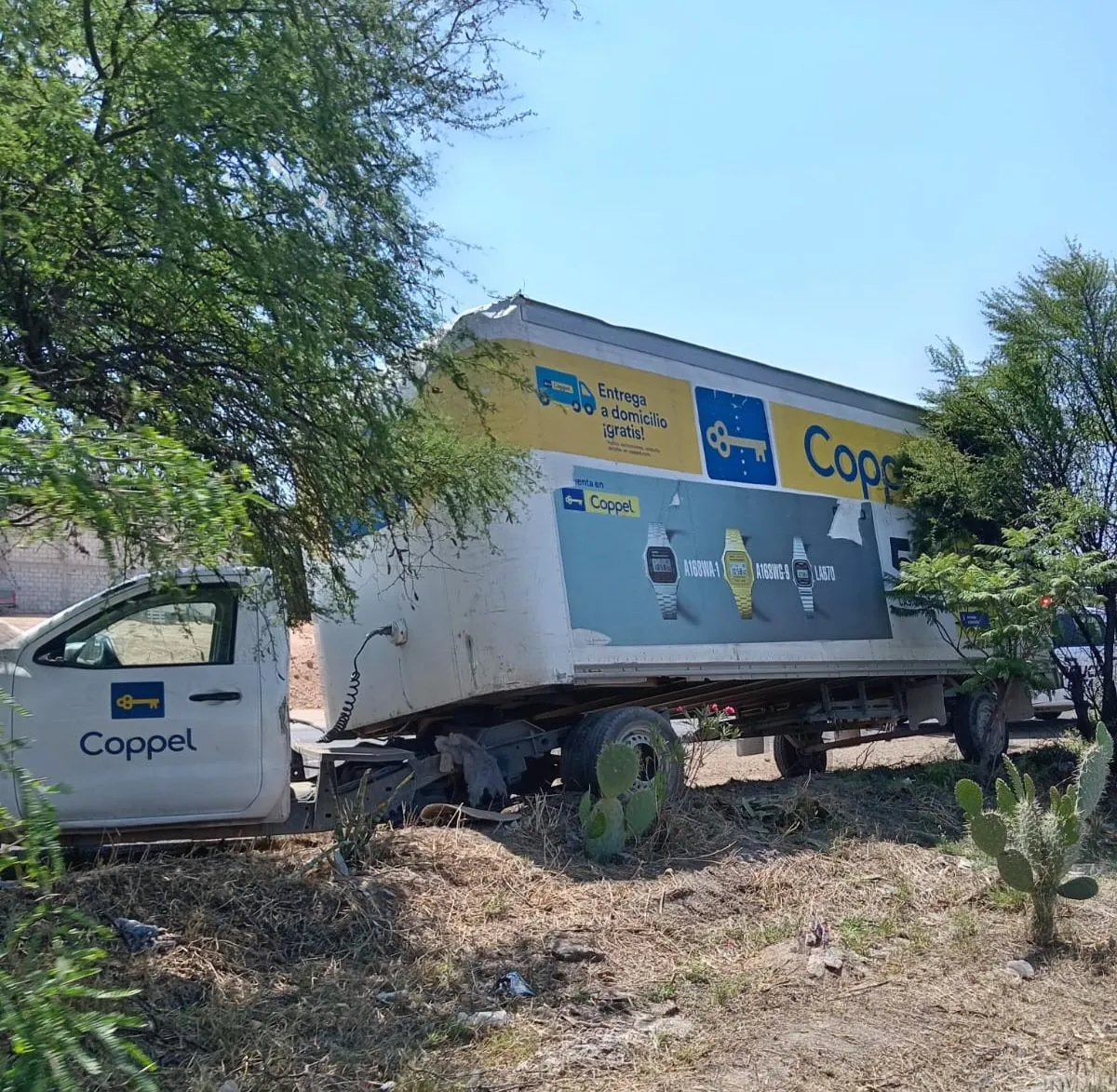 Camioneta de Coppel sufre accidente en la carretera Mixquiahuala-Tlahuelilpan: perdió el control y salió del camino
